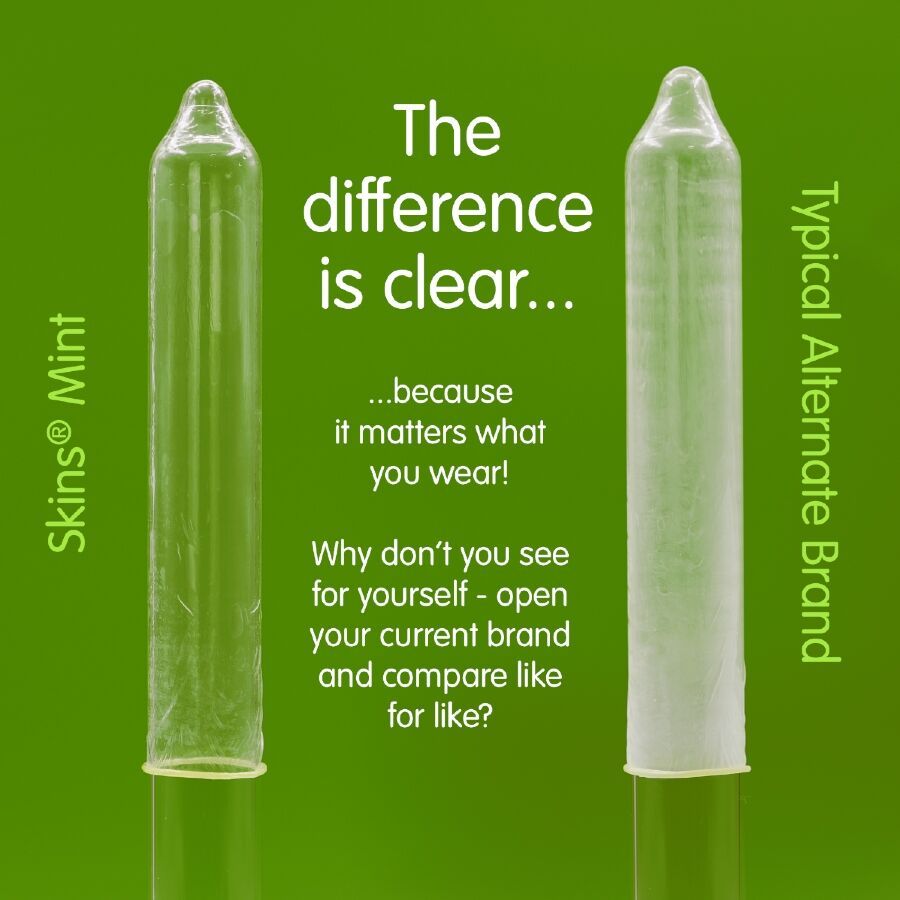 Due preservativi trasparenti affiancati. A sinistra: Skins Mint. A destra: Marchio alternativo tipico. Testo: The difference is clear.