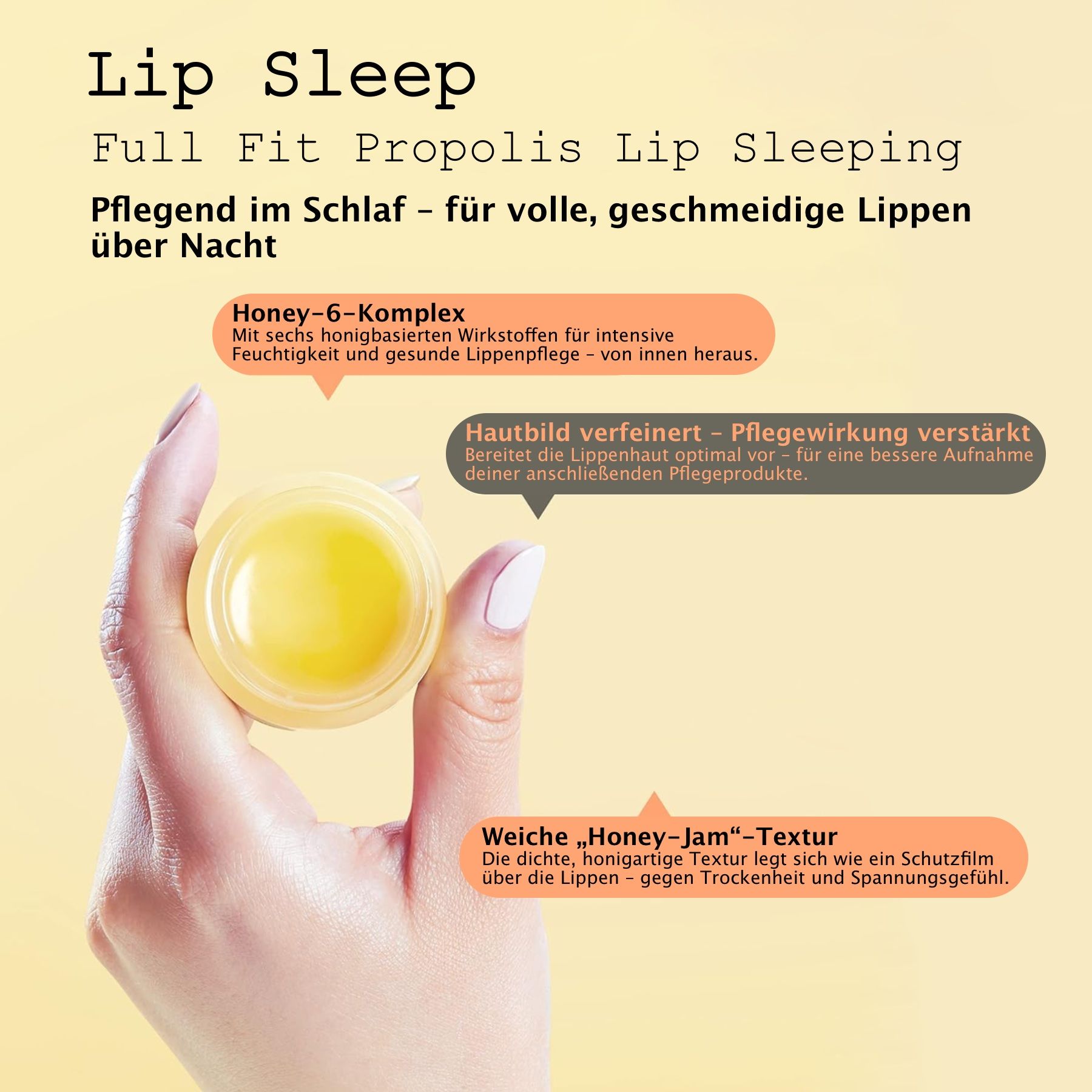 Vasetto di COSRX Lip Sleep Propolis Sleeping Mask. Crema gialla. Mano che tiene il vasetto. Testo con nome e marchio.
