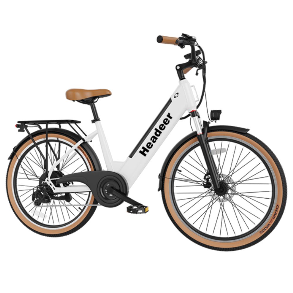 E-bike bianca con pneumatici e sella marroni. Marchio Headeer. Parafanghi e portapacchi neri.
