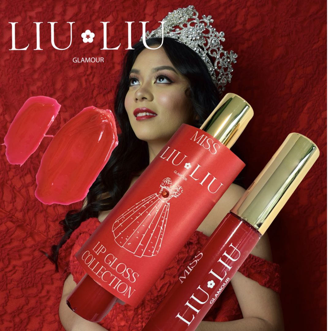 Donna con corona tiene lucidalabbra e confezione. Scritta: Miss Liu Liu Glamour, Lip Gloss Collection. Sfondo rosso.