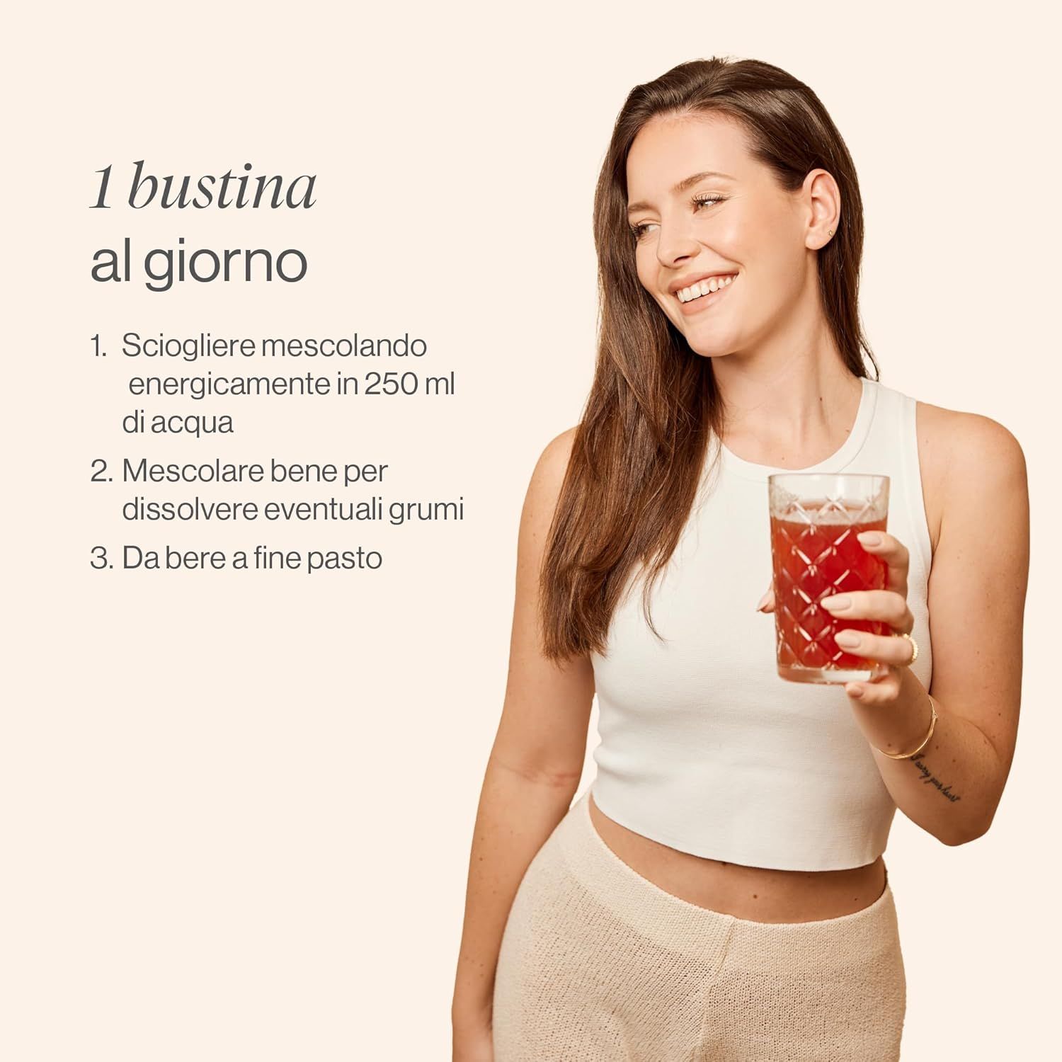 Donna che tiene un bicchiere di bevanda rossa. Testo: 1 bustina al giorno. Sciogliere in acqua, mescolare, bere.