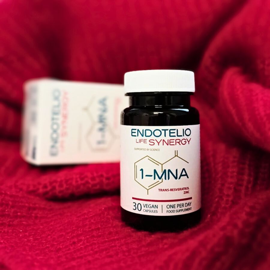 Flacone marrone, tappo bianco, etichetta. Endotelio Life Synergy, 1-MNA, Trans-Resveratrolo, Zinco. 30 capsule. Vegano.