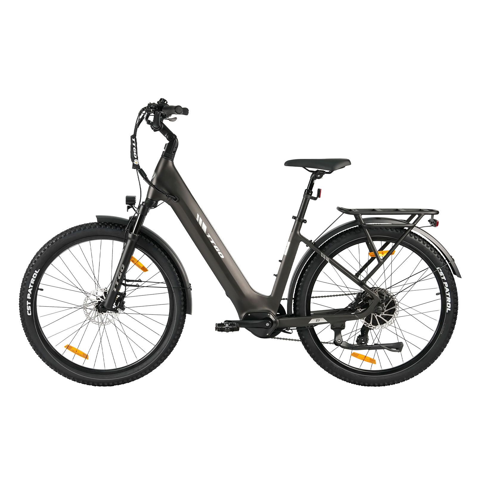 E-bike grigio scuro con parafanghi, portapacchi e freni a disco idraulici. Pneumatici con scritta CST PATROL.
