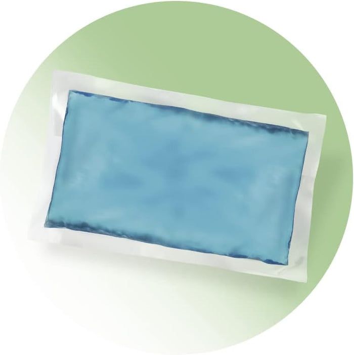 Impacco caldo-freddo blu rettangolare in un involucro bianco. Su sfondo verde.