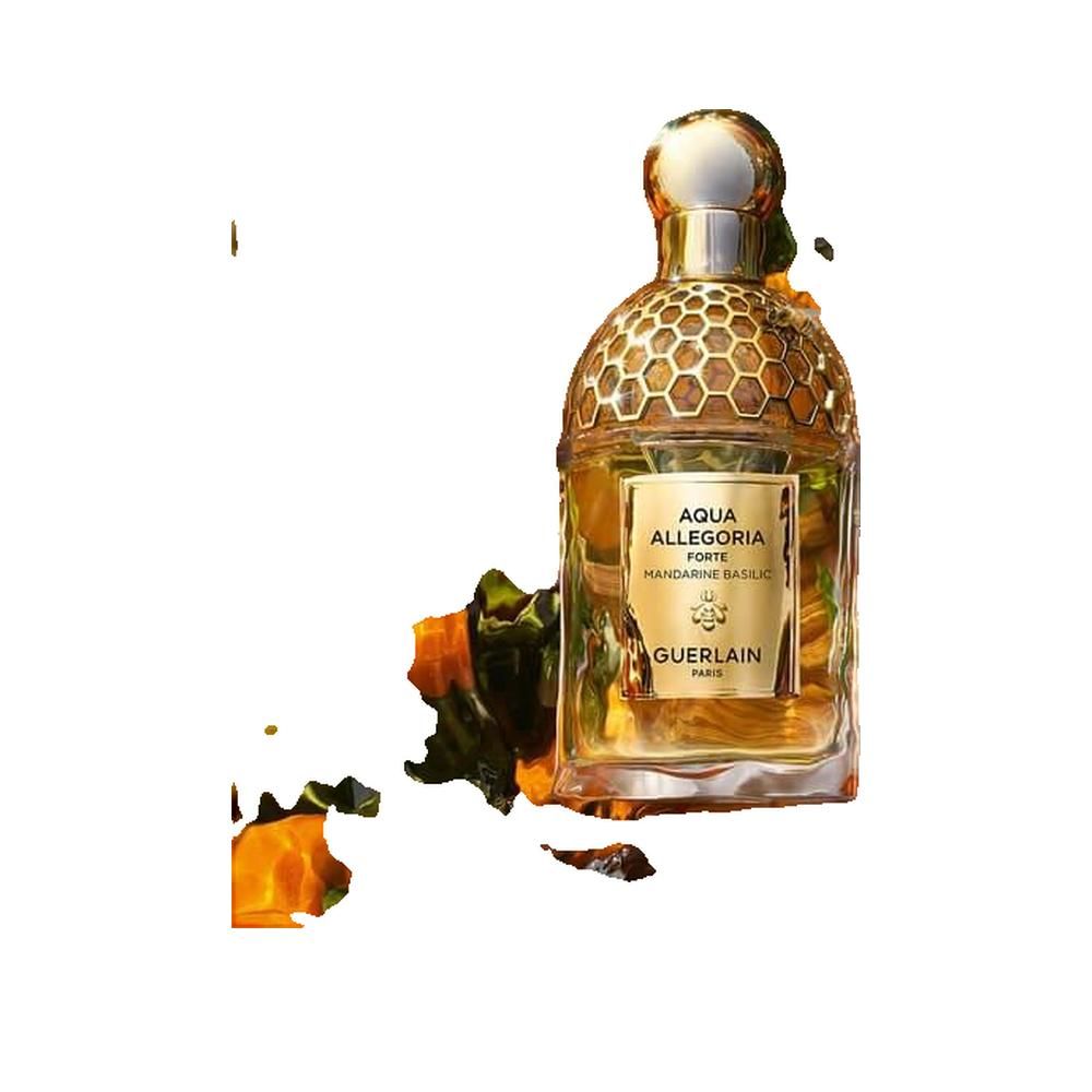 Flacone di profumo con tappo ed etichetta dorati. Scritta: Aqua Allegoria Forte Mandarine Basilic, Guerlain. Motivo a nido d'ape sul tappo.
