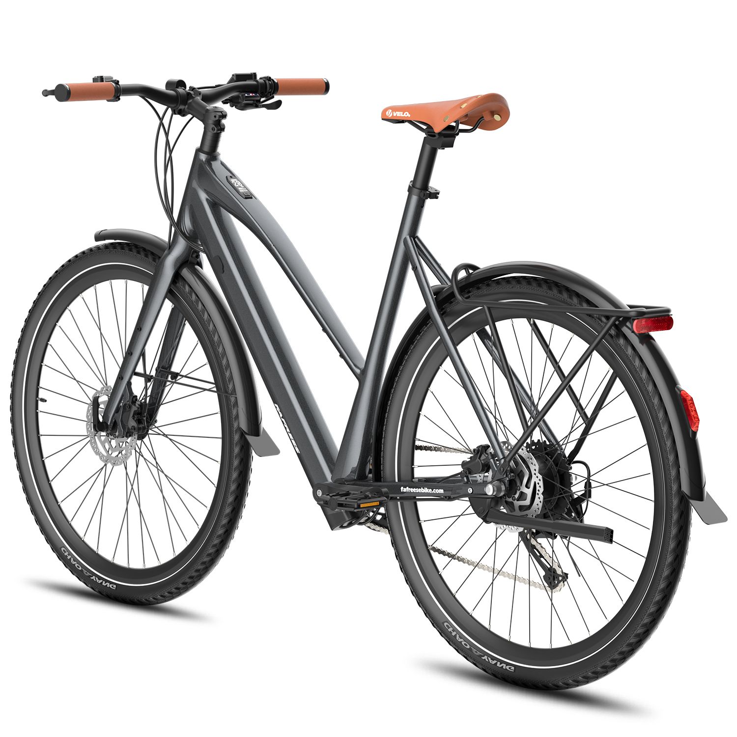E-bike grigio scuro con sella e manopole marroni. Pneumatici neri, parafanghi. Vista posteriore.