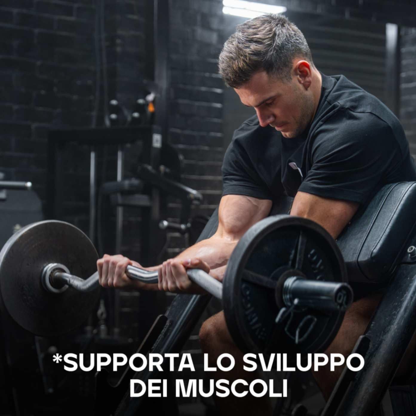 Uomo che si allena con un bilanciere. Testo: *SUPPORTA LO SVILUPPO MUSCOLARE.