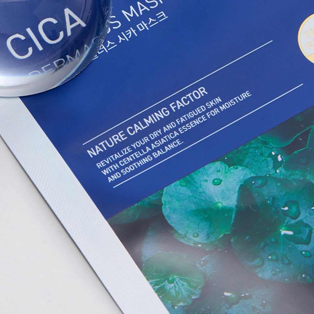 Confezione blu con testo: Nature Calming Factor. Rivitalizza la pelle secca con l'essenza di Centella Asiatica. Confezione bianca con testo: Cica Mask.
