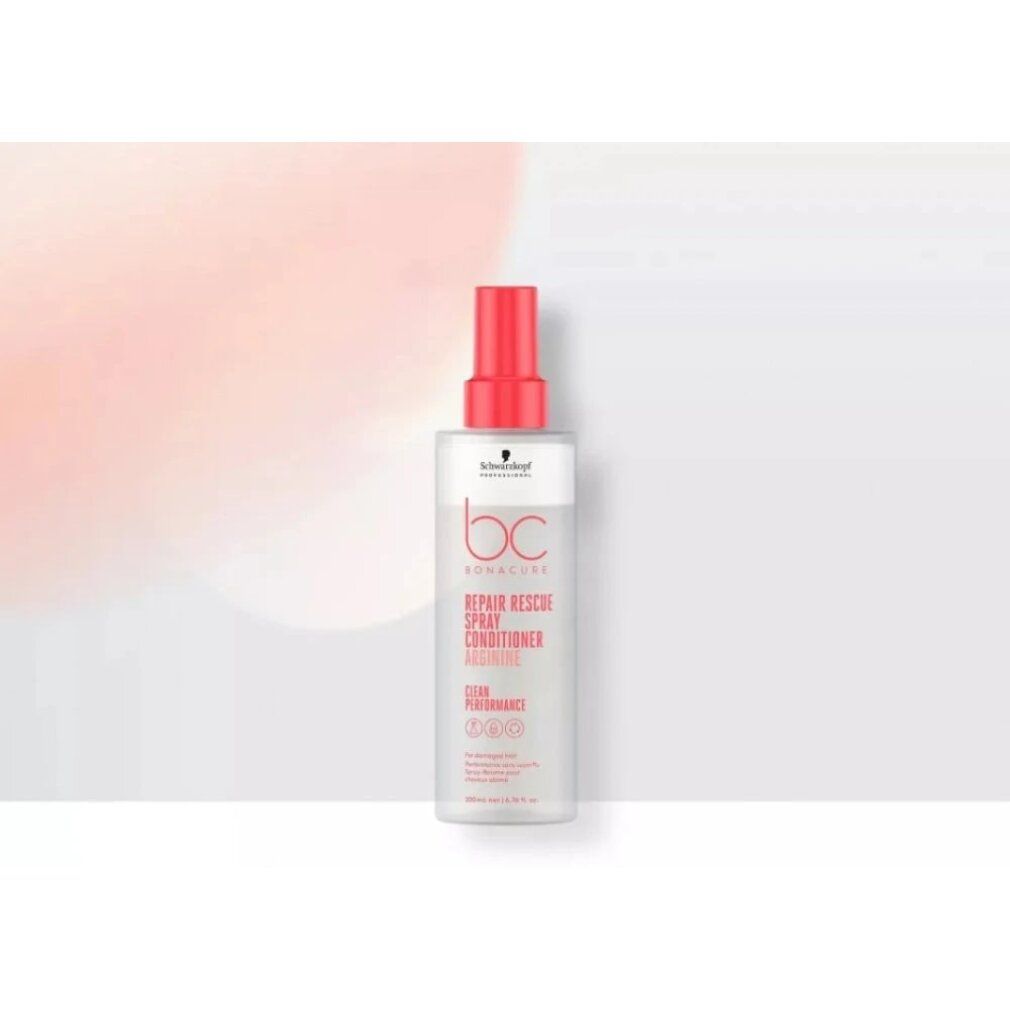 Flacone spray per capelli con erogatore rosso. Scritta: bc Bonacure Repair Rescue Spray Conditioner Arginine. Sfondo: sfumatura rosa.
