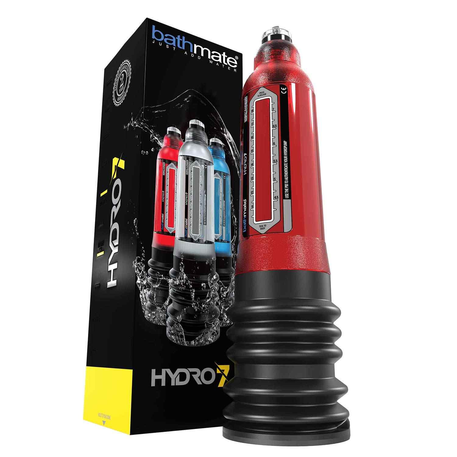 Pompa per pene rossa accanto a confezione nera. Nome prodotto: Bathmate Hydro 7. Confezione con immagine del prodotto e scritta Hydro 7.