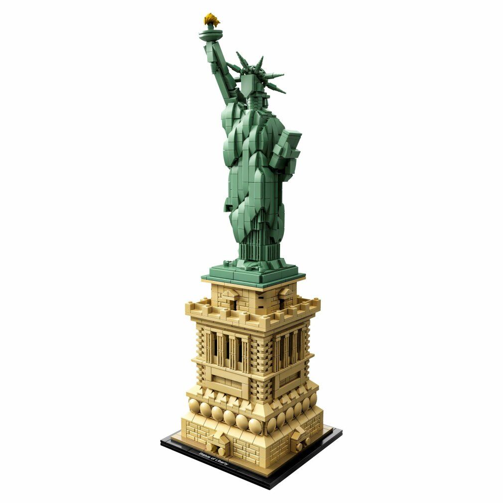LEGO Architecture Statua della Libertà. Modello verde-beige su base nera. Vista dettagliata della statua. Sfondo bianco.