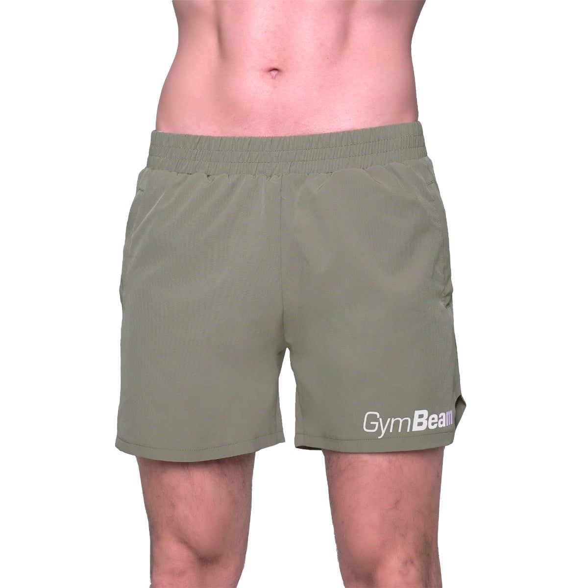 Vista frontale di pantaloncini verdi da uomo con logo GymBeam.