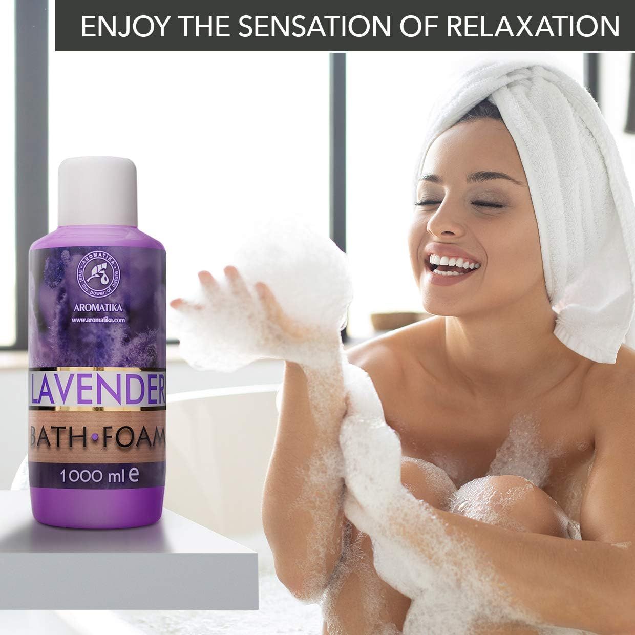Donna in vasca da bagno con schiuma. Accanto a lei, un flacone viola con tappo bianco. Scritta: AROMATIKA, LAVENDER BATH FOAM, 1000 ml e.