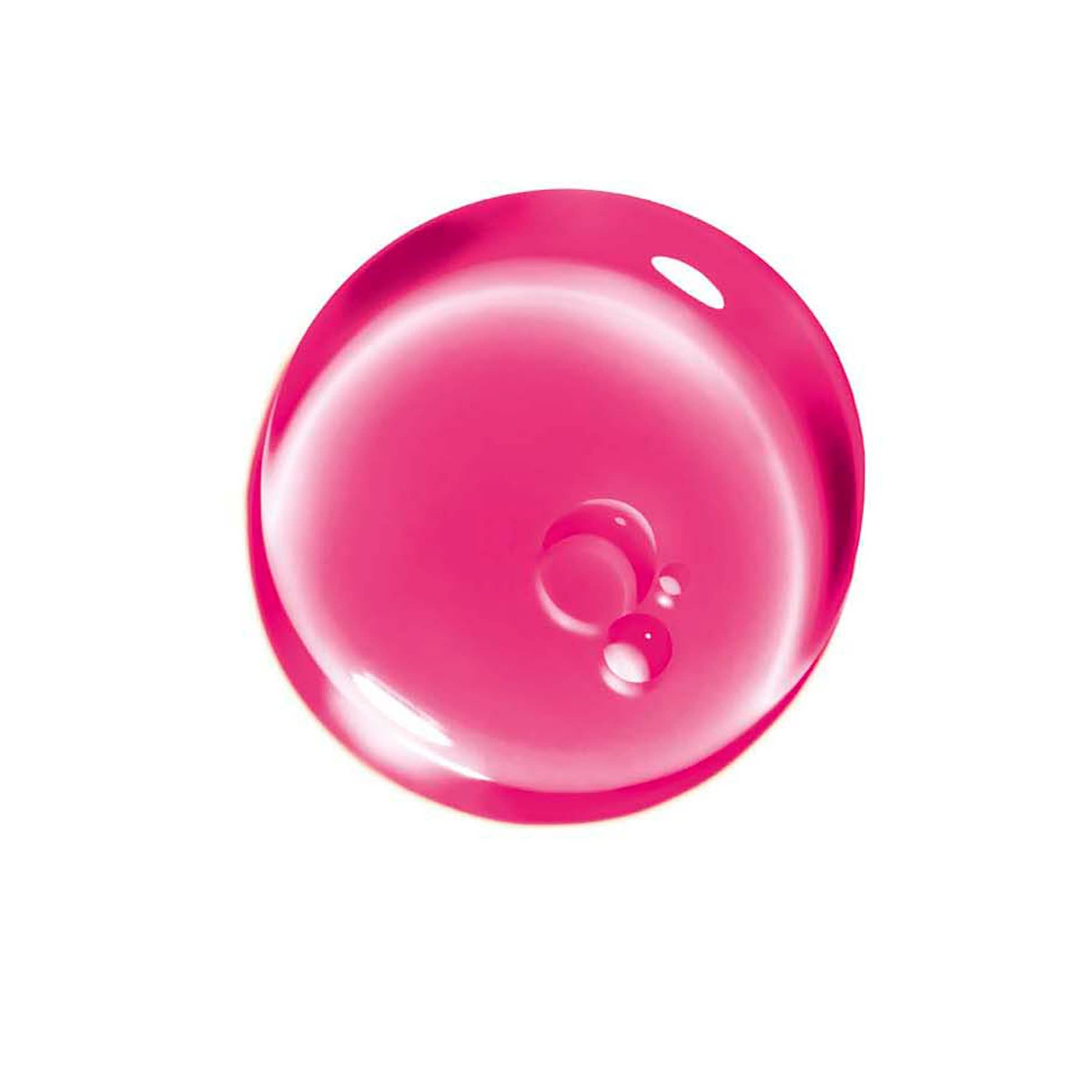 Goccia di liquido rosa. Forma rotonda con goccioline più piccole. Su sfondo bianco.