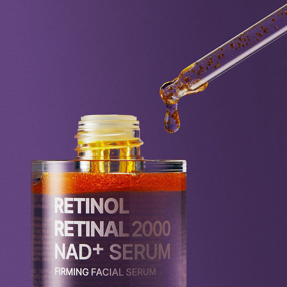 Flacone di siero Retinol Retinal 2000 NAD+ e contagocce con siero che gocciola.