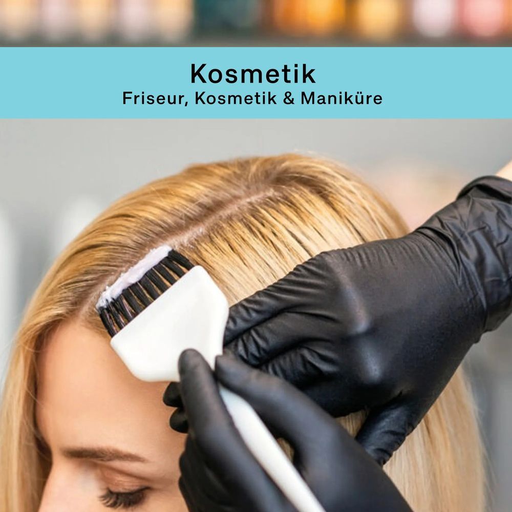 Mani con guanti neri applicano il colore sui capelli. Testo: Cosmetici, parrucchiere, cosmetici e manicure.