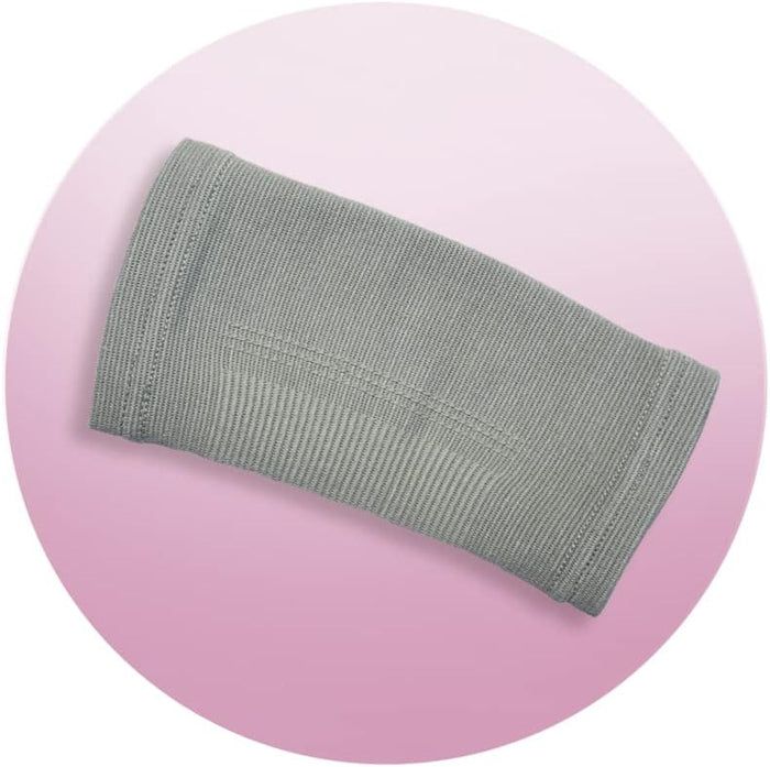 Haro Ellbogenbandage grigia, vista dettagliata. Materiale a coste. Su sfondo rosa.