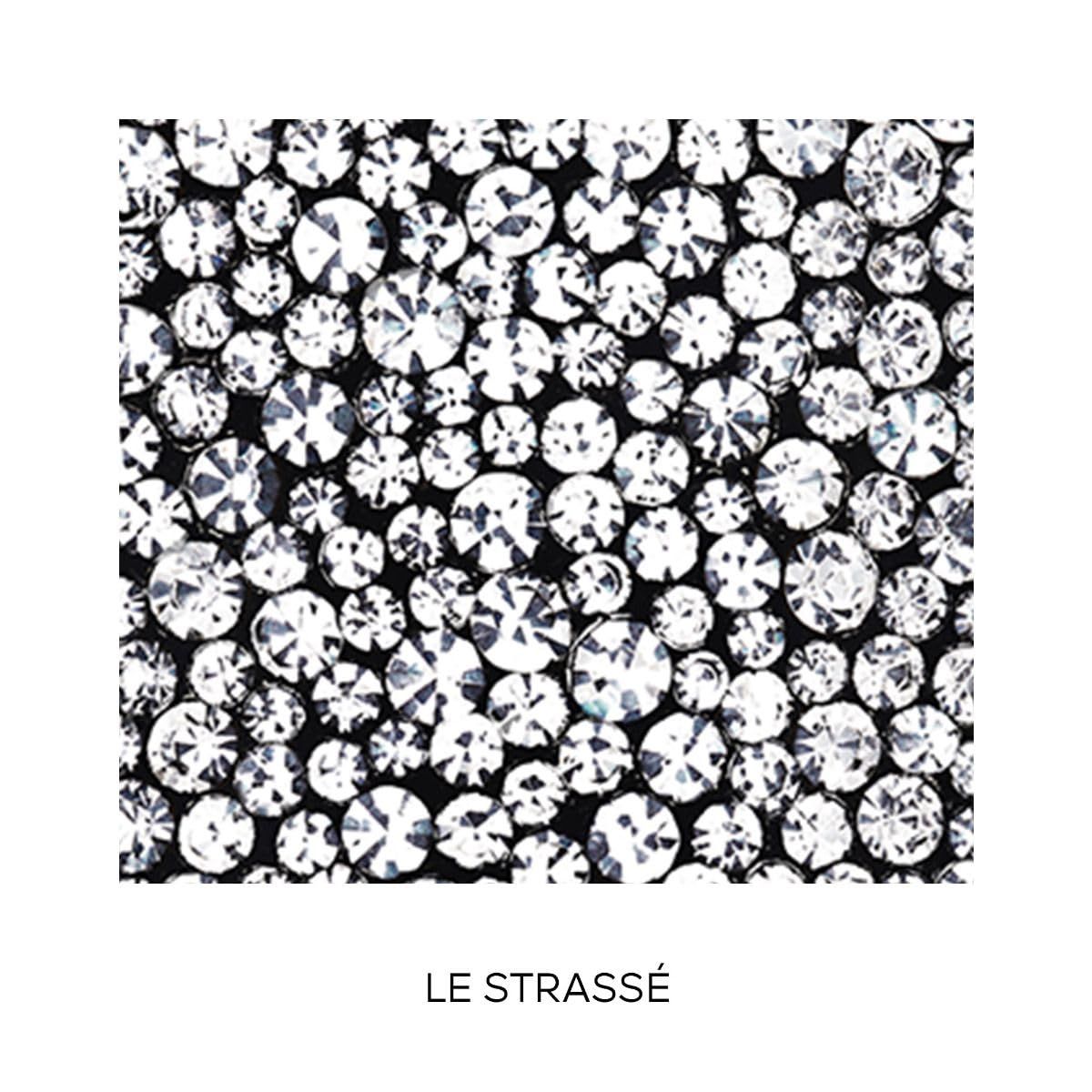 Primo piano di strass su sfondo nero. Testo: LE STRASSÉ.