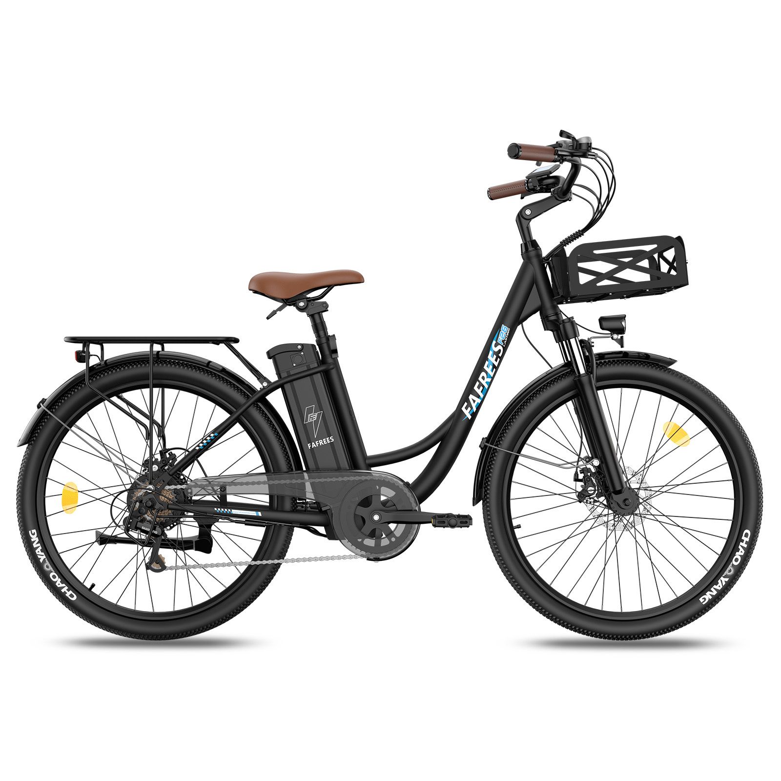 E-bike nera con sella e manubrio marroni. Cestino anteriore, portapacchi posteriore. Marchio Fafrees.