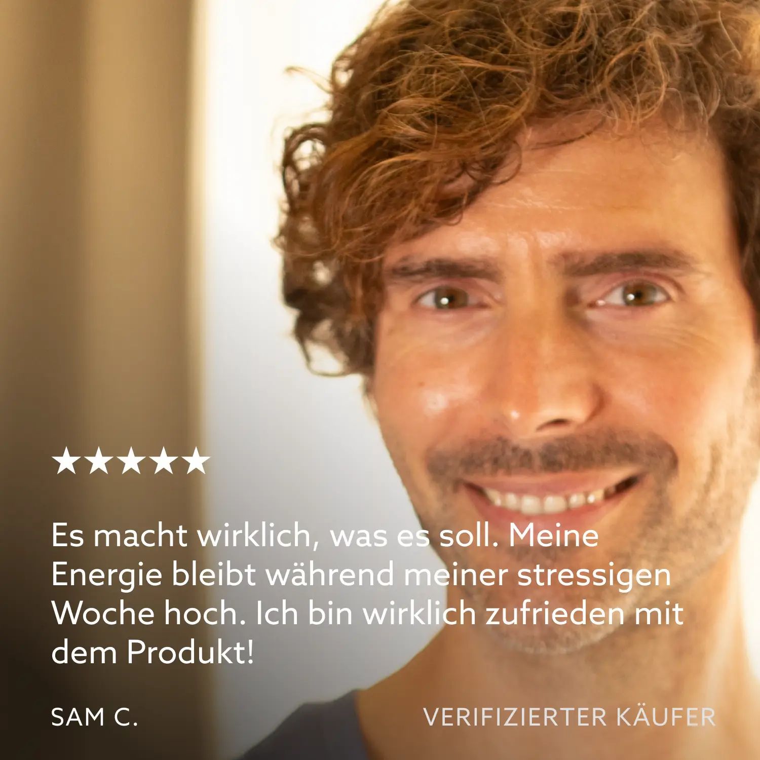 Uomo sorridente. Testo: Fa quello che deve. L'energia rimane alta. Sam C., acquirente verificato. 5 stelle.
