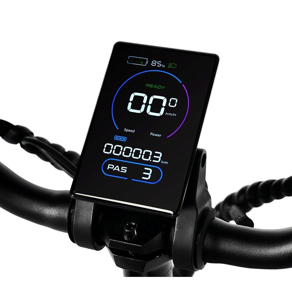 Display digitale della bici elettrica. Mostra velocità, batteria e potenza. Sfondo nero.