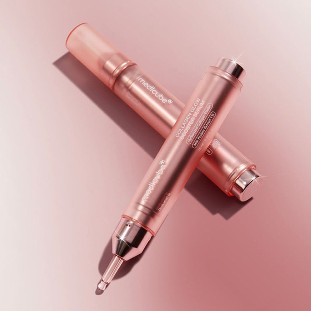Due flaconi di siero rosa con applicatore. Scritta: MEDICUBE Collagen Glow Booster Serum.