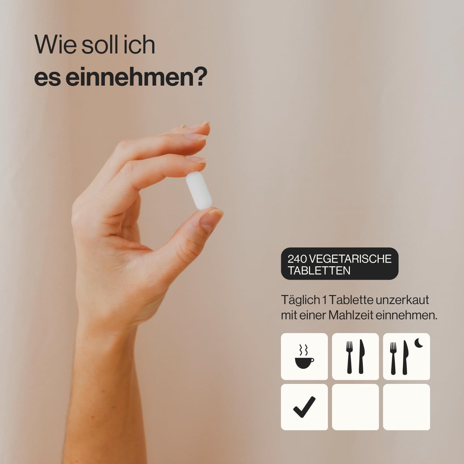 Mano che tiene una compressa bianca. Testo: 240 compresse vegetali. Assumere 1 compressa al giorno con un pasto.