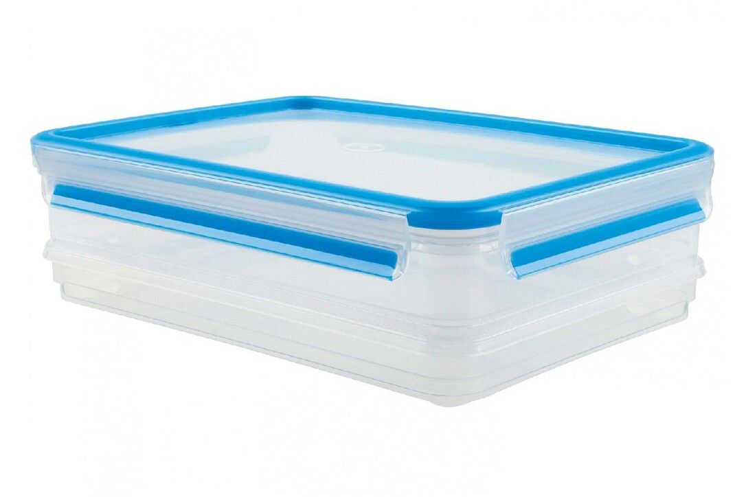 Contenitore trasparente con coperchio e chiusure blu. Forma rettangolare, impilabile.