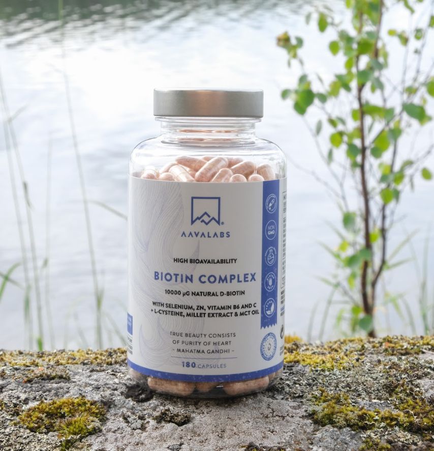 Flacone trasparente con capsule davanti a un lago. Scritta: BIOTIN COMPLEX, AAVALABS. 180 capsule.