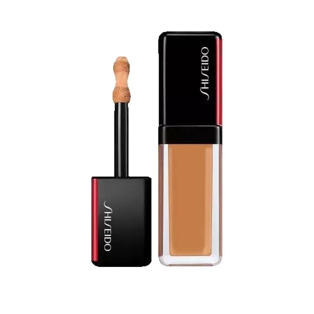 Prodotto cosmetico con applicatore. Tappo nero con accento rosso e scritta bianca Shiseido. Contenitore con liquido beige.