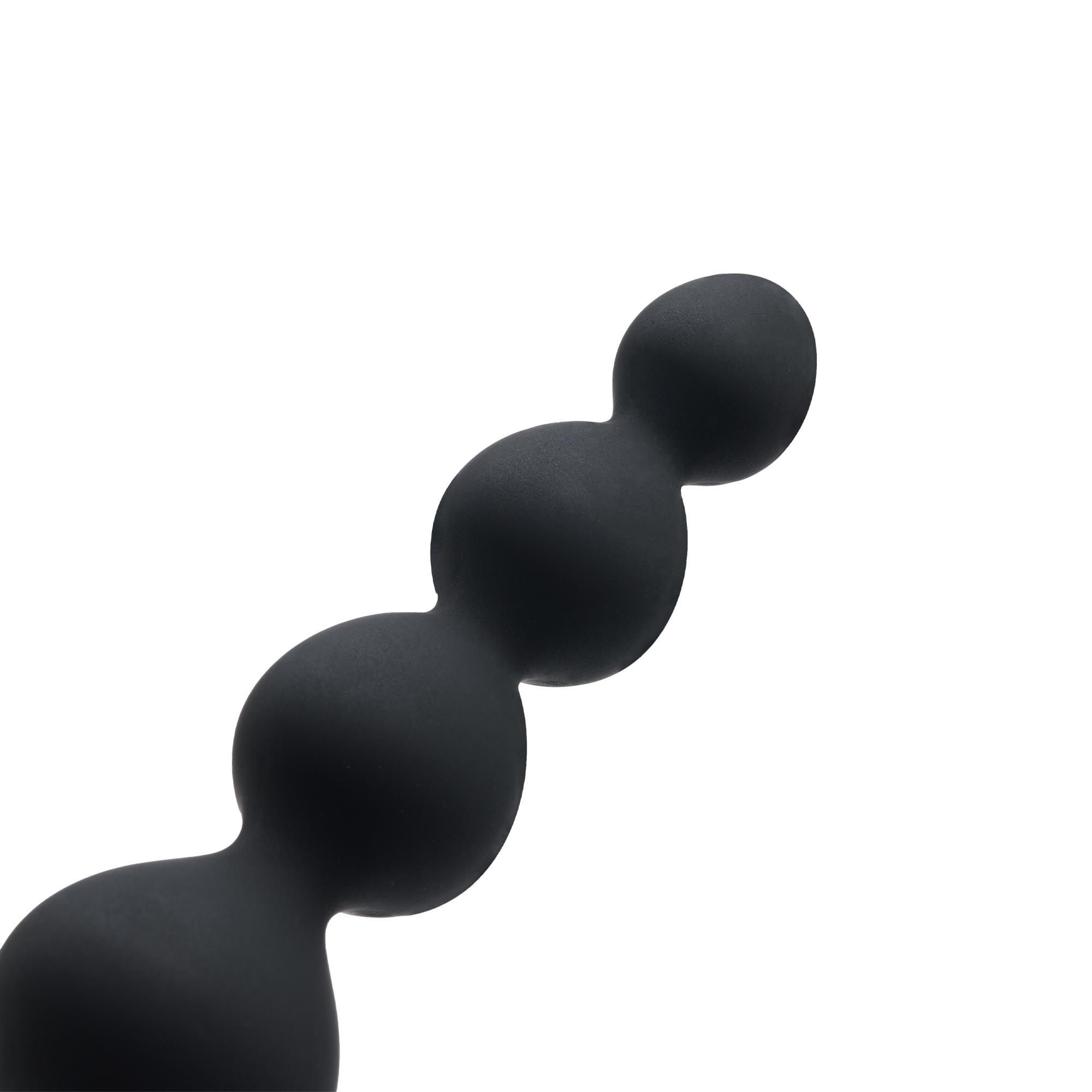 Primo piano della catena anale vibrante nera. Diverse sfere di dimensioni diverse.