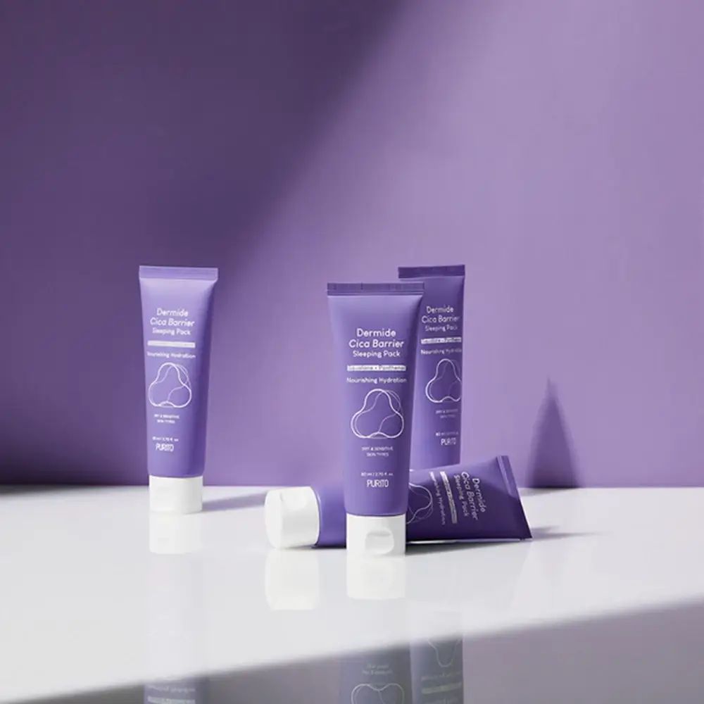 Diversi tubi su sfondo viola. Marchio PURITO. Testo: Dermide Cica Barrier Sleeping Pack. Tappo bianco.