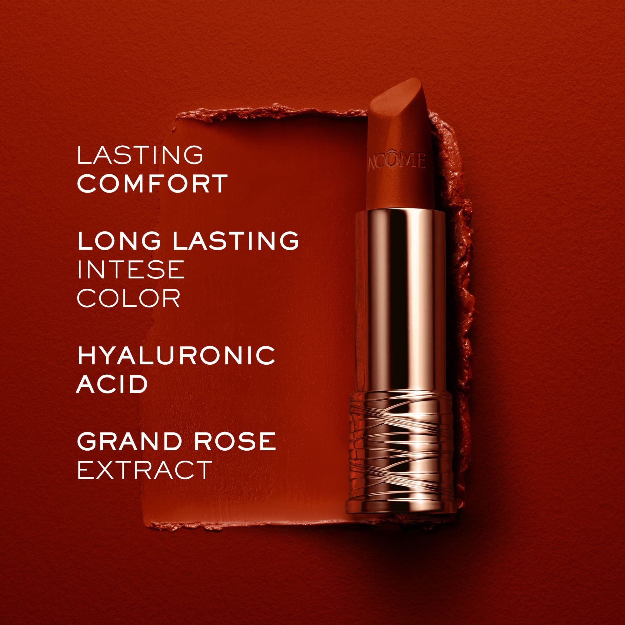 Rossetto aperto con testo. Testo: « Lasting Comfort, Long Lasting Intense Color, Hyaluronic Acid, Grand Rose Extract ».