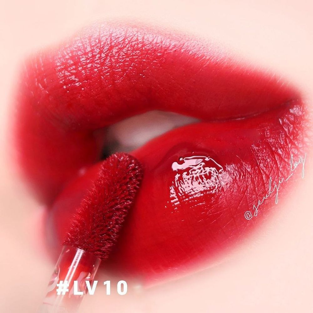 Primo piano di labbra con rossetto rosso. Si vede un applicatore. Scritta: #LV10.