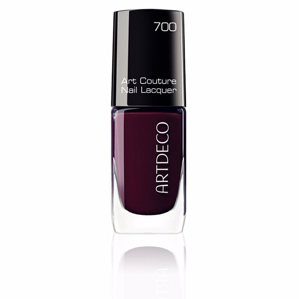 Flacone di smalto Artdeco, rosso scuro. Scritta: Art Couture Nail Lacquer. Tappo nero con testo bianco.