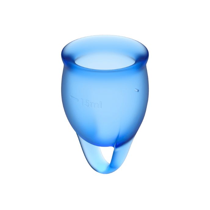 Una coppetta mestruale blu con marcatura per 15ml.