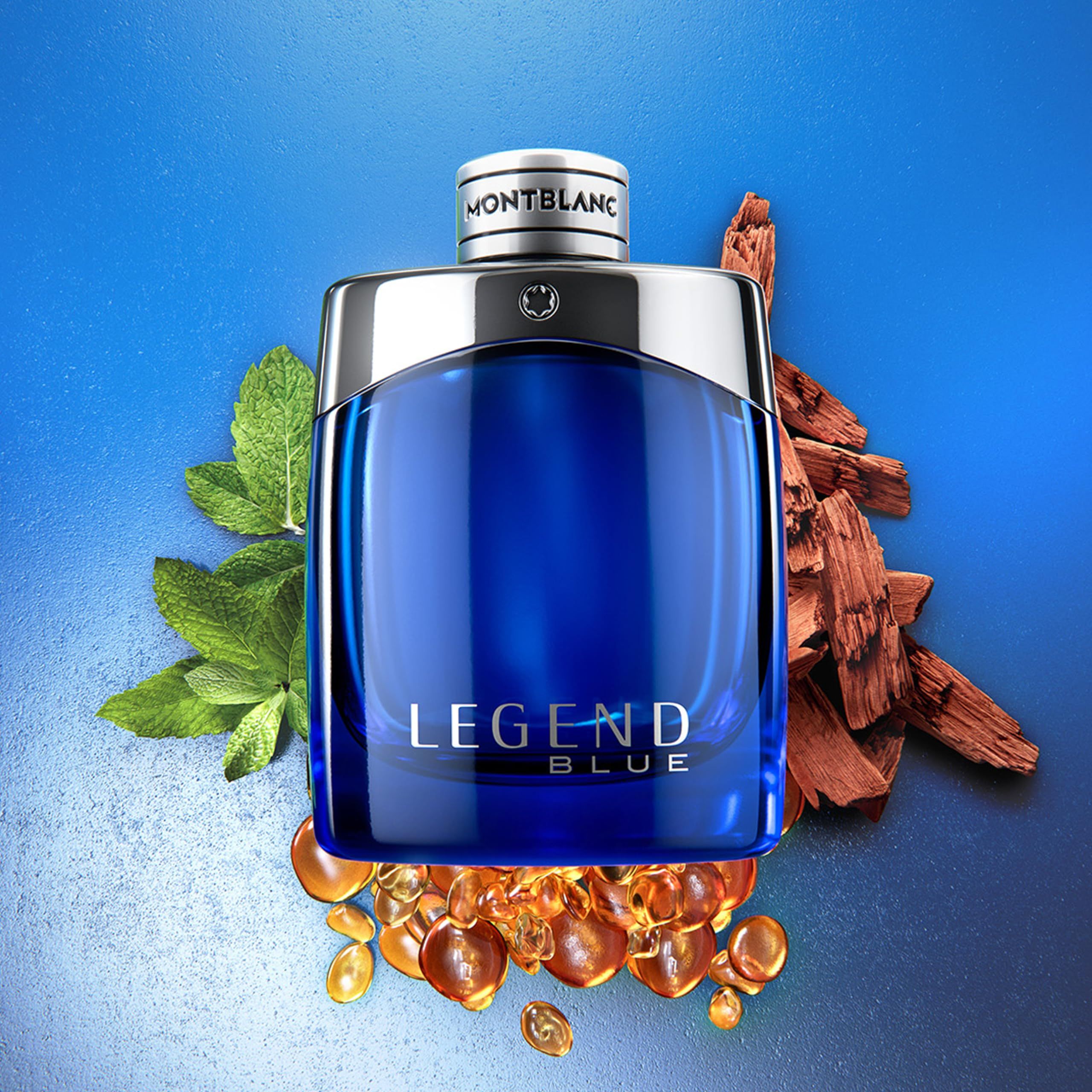 Flacone blu con ingredienti: menta, legno, resina. Scritta: LEGEND BLUE. Tappo argentato, MONTBLANC.