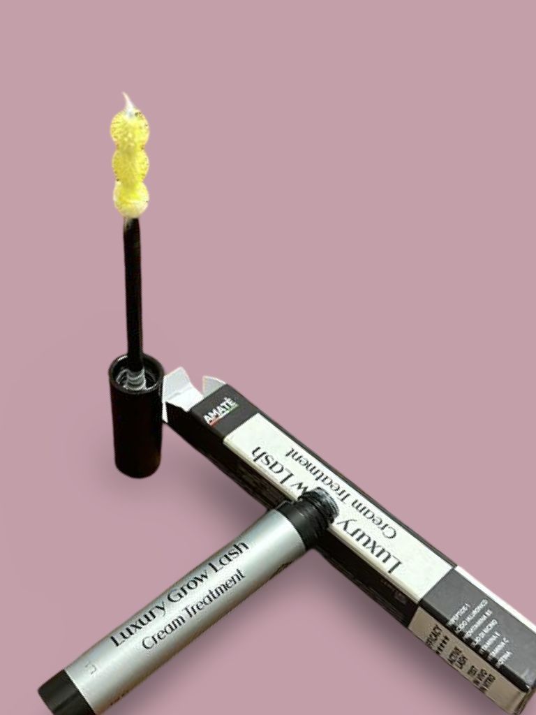 Prodotto e spazzola su sfondo rosa. Testo: Luxury Grow Lash Cream Treatment. Marchio: Amatè.