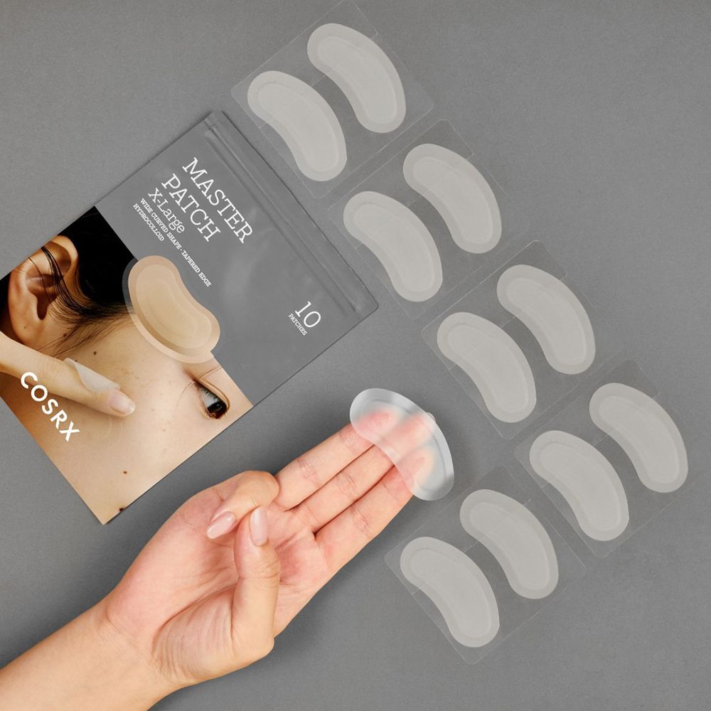 Confezione di cerotti per l'acne e singoli cerotti. Sulla confezione: MASTER PATCH X-Large. I cerotti sono trasparenti.