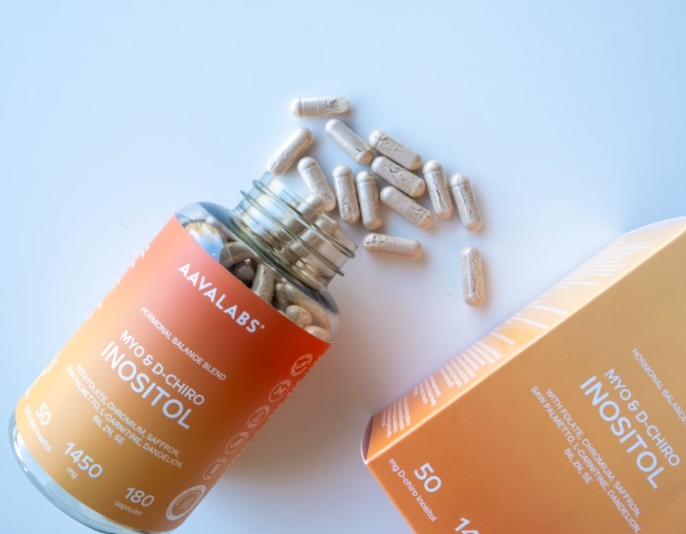 Capsule Aavalabs Myo- & D-Chiro Inositol, flacone e capsule sparse.