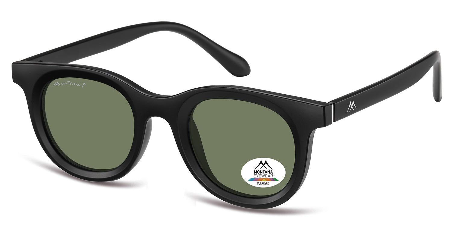 Occhiali da sole neri con lenti verdi. Logo Montana Eyewear sulla lente sinistra e adesivo sulla destra. Vista laterale.