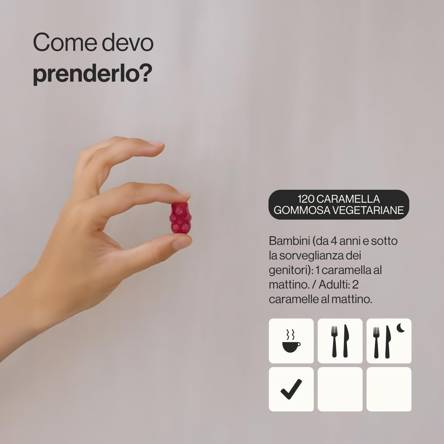 Mano che tiene un orsetto gommoso rosso. Testo: 120 caramelle gommose vegetariane. Dosaggio per bambini e adulti.