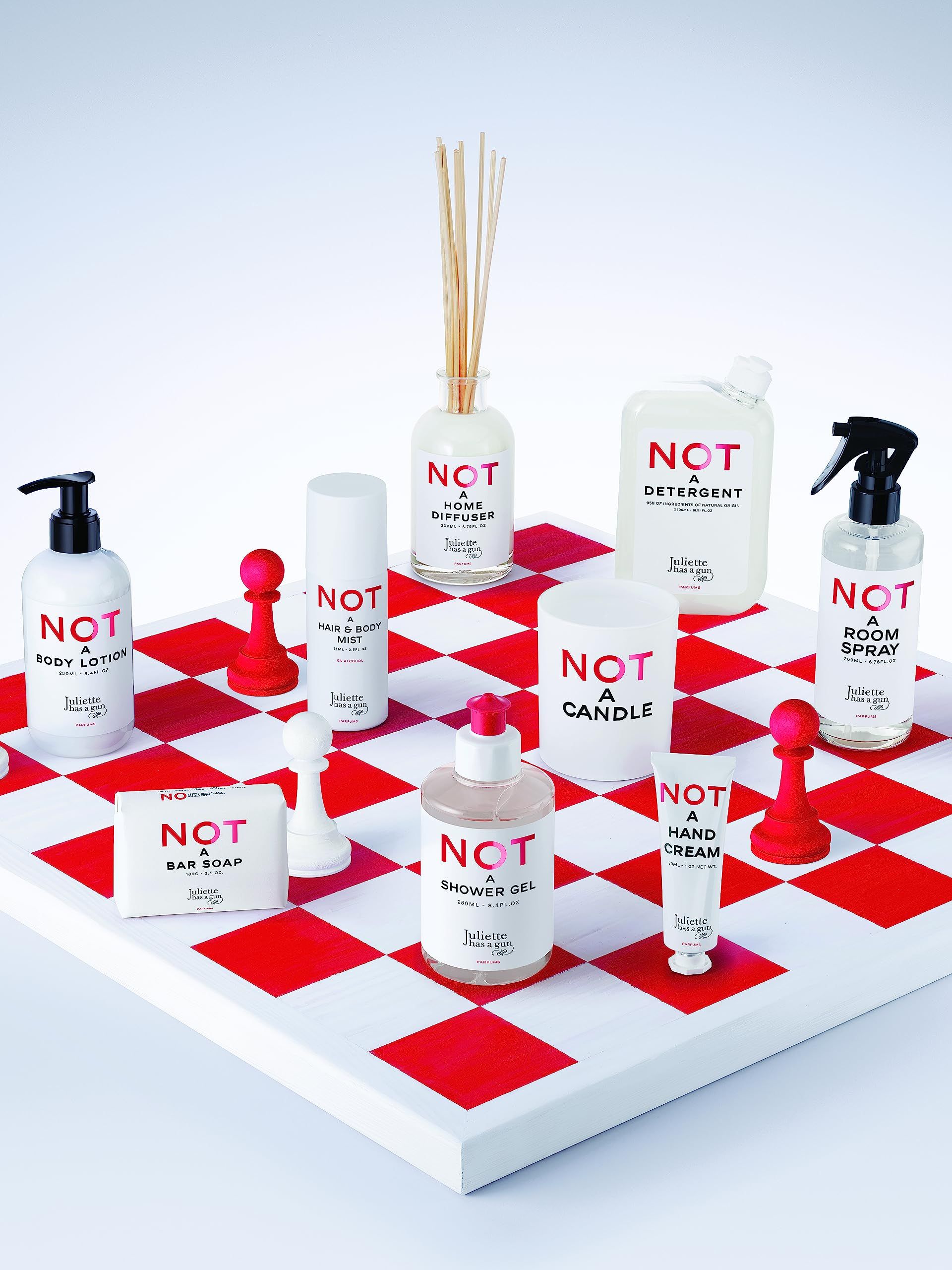 Gamma di prodotti su scacchiera. Prodotti NOT: lozione, spray, diffusore, detersivo, spray, sapone, gel doccia, crema mani.