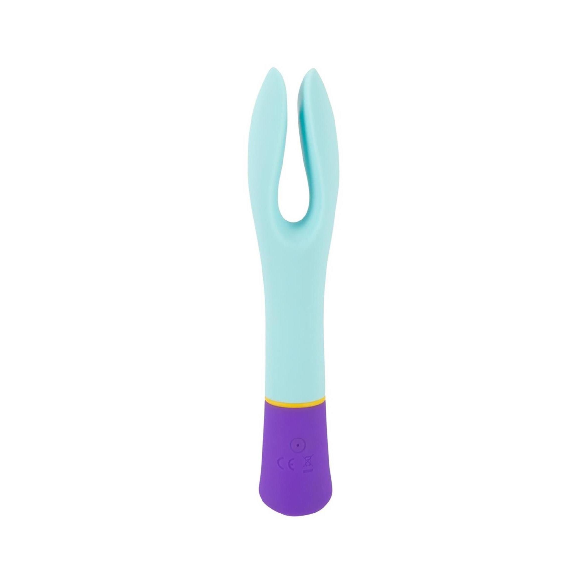 Vibratore blu chiaro e viola a due motori. Il vibratore ha una forma a U con un'impugnatura viola e un accento giallo.