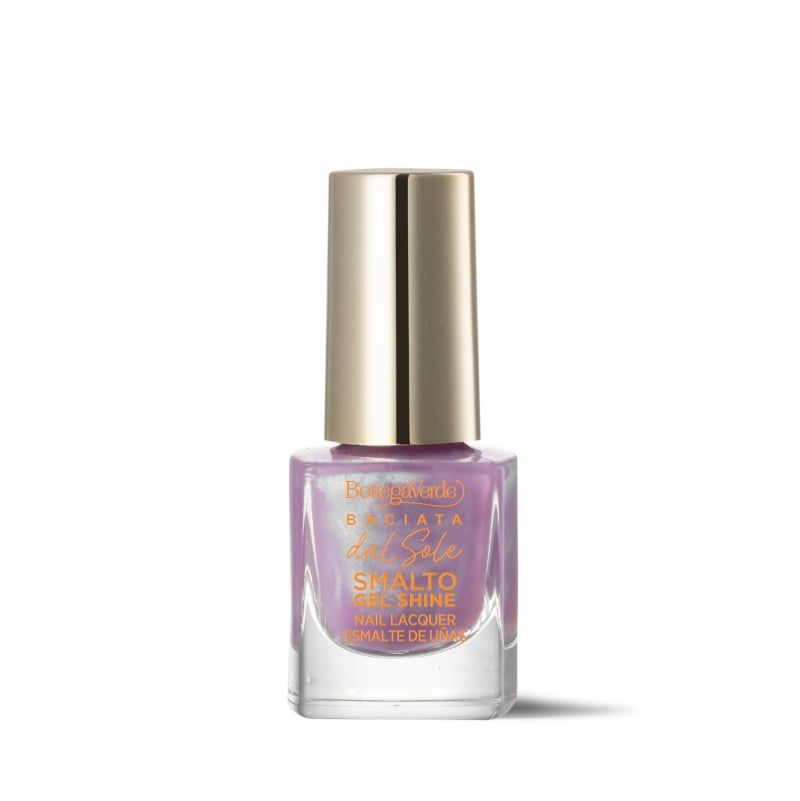 Flacone di smalto per unghie. Contenuto lilla, tappo dorato. Scritta: Bottega Verde, Baciata dal Sole, Smalto Gel Shine, Nail Lacquer.