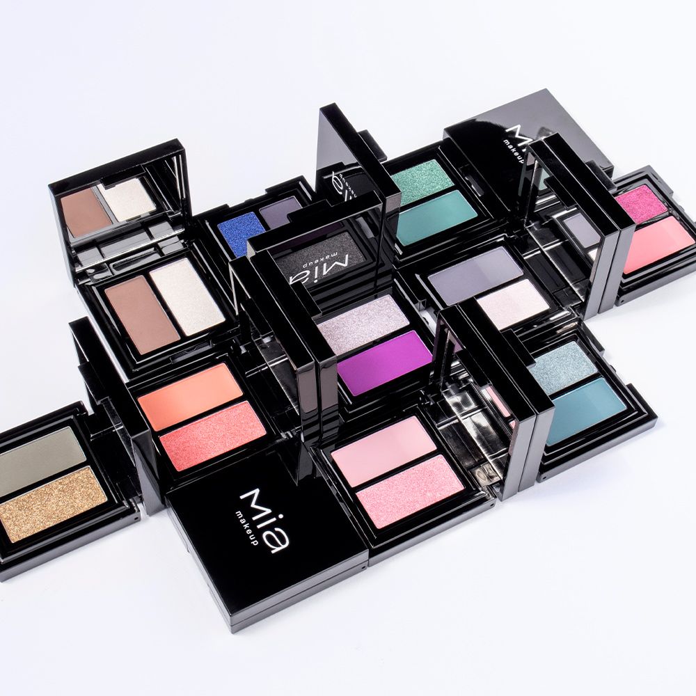 Una disposizione di palette Mia Makeup DOUBLE MATCH EYESHADOW DUO, disposte a forma di stella. Le palette sono disponibili in diversi colori e presentano il marchio Mia Makeup.
