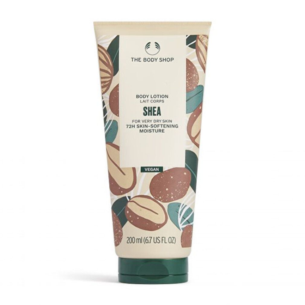 Tubo di crema con stampa. Scritta: Body Lotion Shea per pelli molto secche. Vegano. Tappo verde. Motivo di sfondo con noci e foglie.