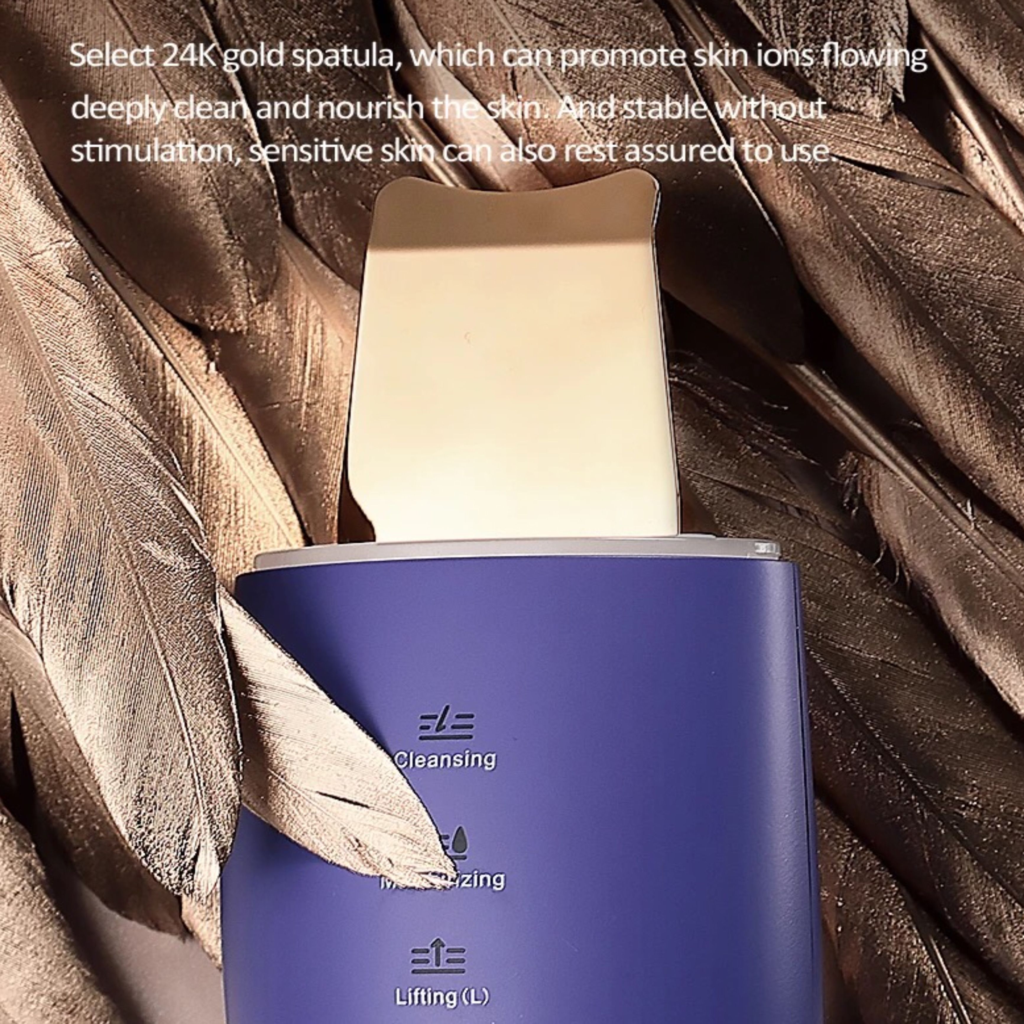 Dispositivo di peeling a ultrasuoni con spatola dorata e corpo viola. Iscrizioni: Cleansing, Moisturizing, Lifting.
