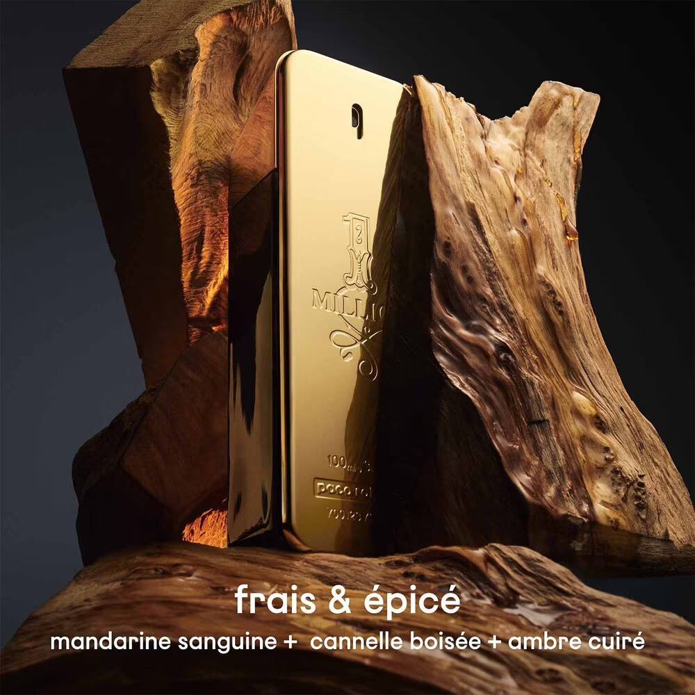 Flacone dorato Paco Rabanne 1 Million, posto tra pezzi di legno. Scritta: 1 Million.