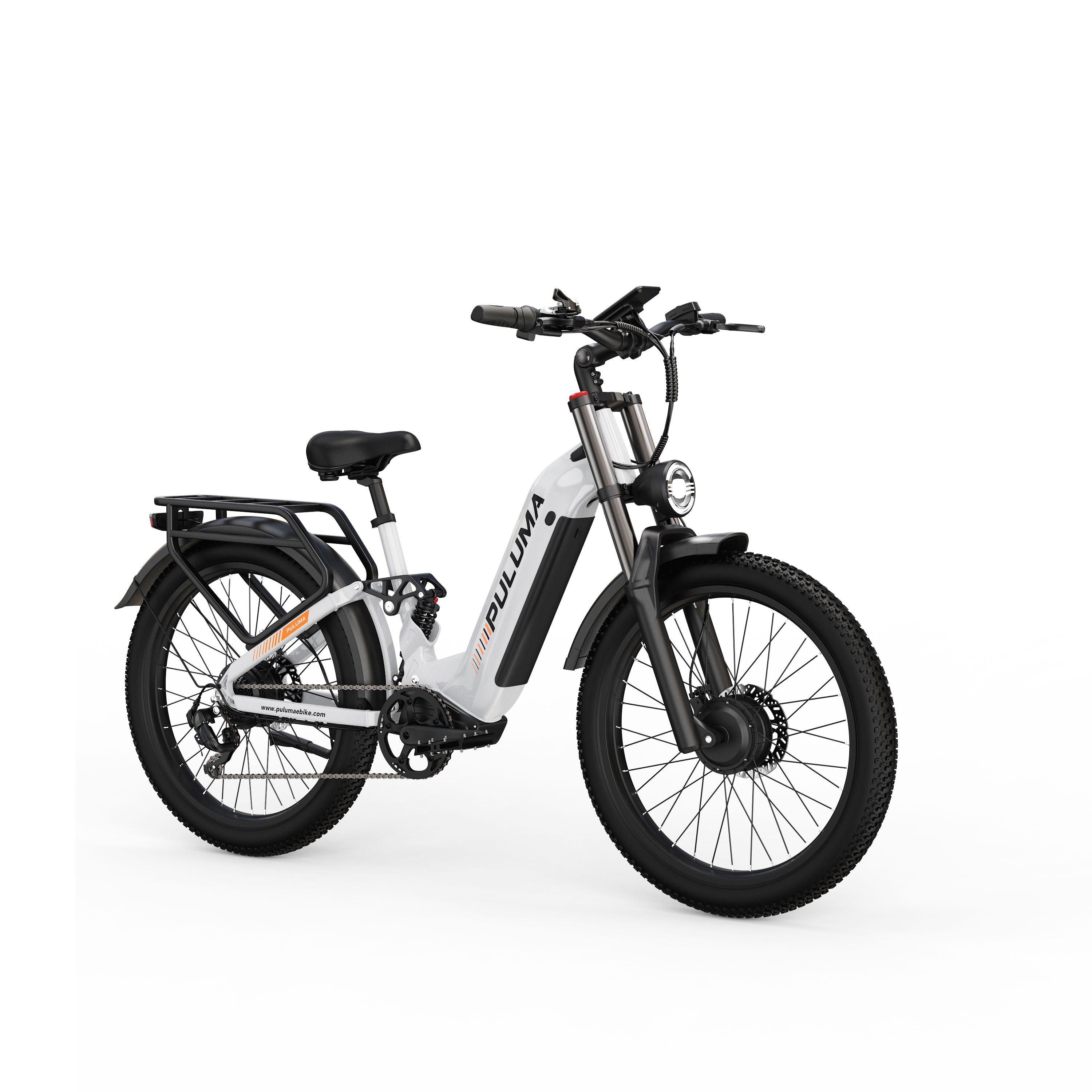 E-bike bianco e nero. Marchio PULUMA. Faro anteriore, pneumatici larghi. Vista prospettica.